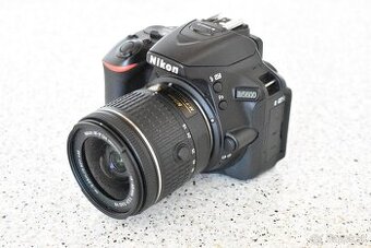 Nikon D5600 s objektívmi v stave nového kusu