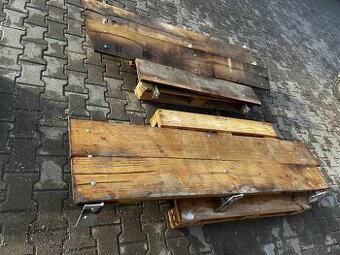 Masívne drevené police s konzolami