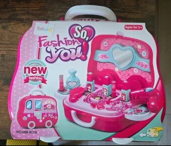 Krasny kozmeticky kufrik na kolieskach, novy