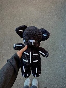 Ručne robená háčkovaná hračka – mačička – kostrička