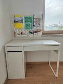 IKEA detský písací stôl a organizer na stenu