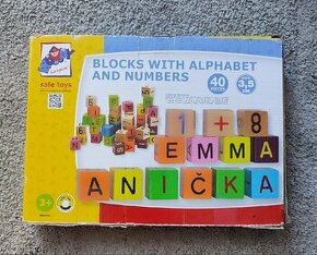 Farebné drevené kocky s číslami a písmenami