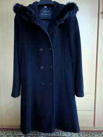 Čierny kabát s kapucňou a kožušinkou veľ. 38