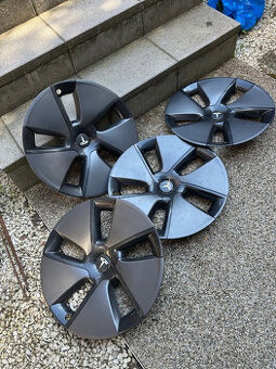 Predám originál puklice 18" na Tesla 3