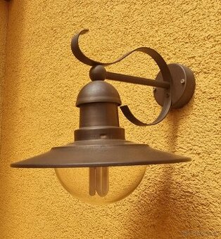 Vonkajšia lampa na stenu