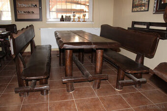 Masívny drevený stôl a lavice