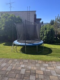 trampolína so sieťou a rebríkom