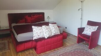 Krásna calunena zamatová postel s nočnými stolíkmi aj lavico