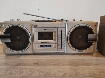 Toshiba a JVC