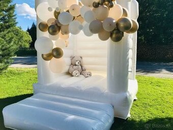Predám biely skákací hrad - rozmer 3,3m x 2,6m x 3,1m