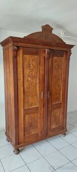 Starozitna skrina