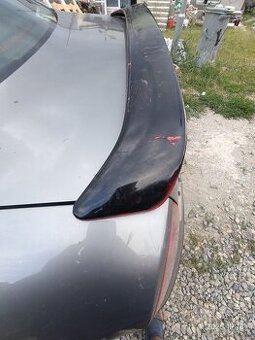 Predám krídlo na auto