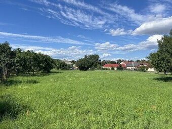 Krásny široký stavebný pozemok pre rodinné domy, Bačkov