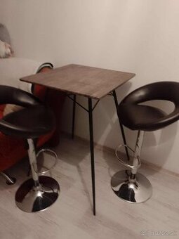 Stôl a stoličky