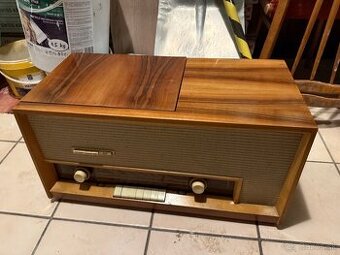 Predám staré retro radio s platnou na počúvanie