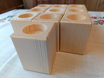 Drevené svietniky na dalšie dotvorenie.