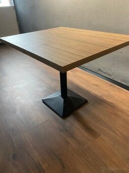 Čierna stolová podnož