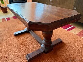 Masívny drevený konferenčný stolík – pevný a zachovalý