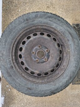 Predám zimné pneu barum 195/65 r15 na plech. diskoch (4ks)