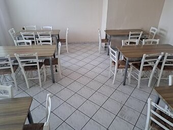 Stoly a stoličky
