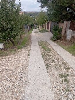 Stavebný pozemok s platným stavebným povolením
