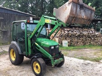 Kompaktný traktor John Deere 4400 s čelným nakladačom