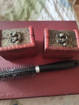 Šperkovnice 2 ks a hřeben.