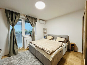 ✨ Na prenájom: priestranný 1-izbový byt s dvomi predzáhradka