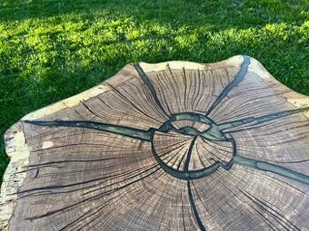 Stôl z masívneho duba a epoxidu