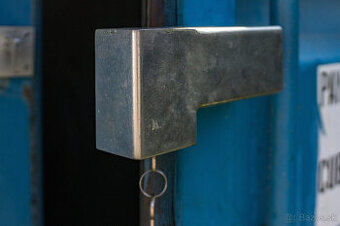 Lodný kontajner - bezpečný zámok