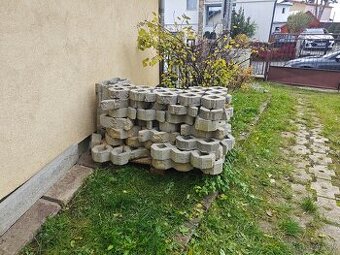 Zatrávňovacia dlažba sivá