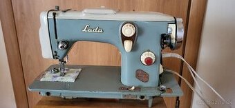 Predám funkčný šijací stroj Lada
