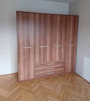 Veľká šatníková skriňa