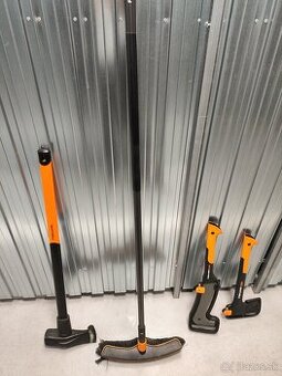 Sada prémiového náradia Fiskars - sekery, lopaty, kálačka