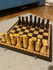 Drevene šachy vyrezávané