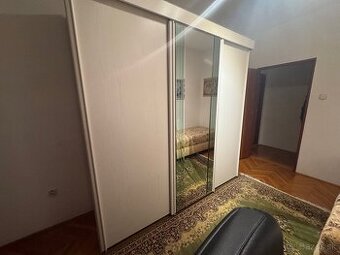 Šatníkova skriňa s posuvnými dverami