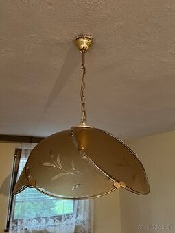 Sklenený luster so zlatým rámom