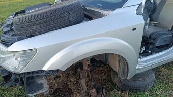 Dodge Journey. Levý přední blatník. Překáží