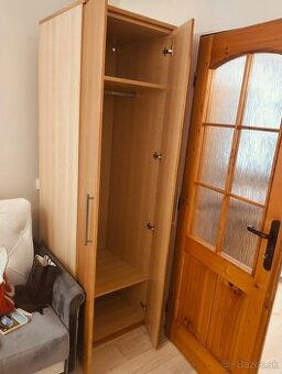Zachovalá šatníková skriňa