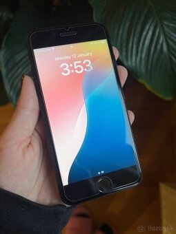 iPhone SE (2020) – 64 GB – čierny – veľmi dobrý stav