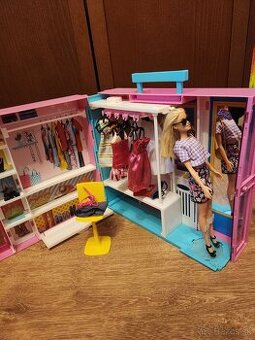 Barbie šatník s oblečením a ordinácia lekárka