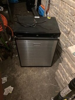 Absorpcna chladnicka do karavanu. Dometic