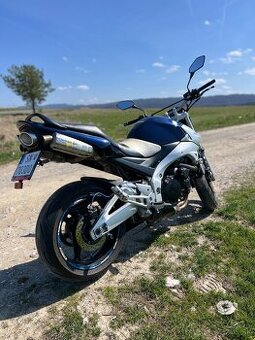 SUZUKI GSR 600
