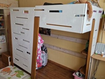 Posteľ z masívu
