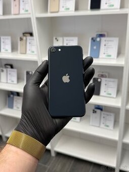 ZÁRUKA 2 ROKY / Apple iPhone SE 2022 64GB Midnight, 100%