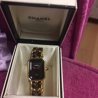 kabelka a hodinky chanel