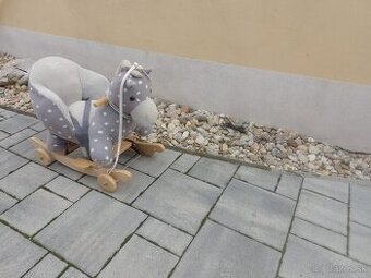 Hojdací koník s kolieskami