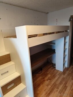 Poschodová posteľ so stolom