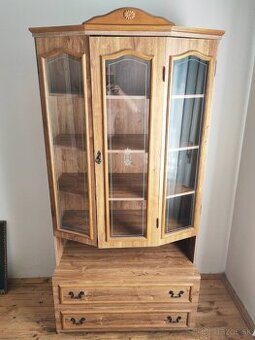 Vitrína z drevotriesky – vynikajúci stav - 1