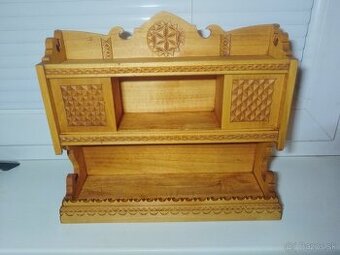 miny kredenc, zdobený